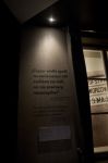 W mrocznej Galerii 7 <br>poświęconej okresowi <br>II Wojny Światowej<br> nawet mała jednowatowa <br>lampka pozwala wystarczająco <br>oświetlić teksty na ścianie